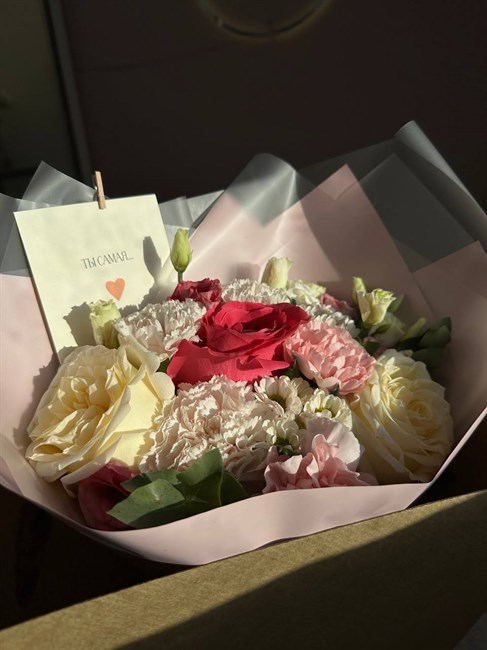 Нежный букет с розами пинк флойд и канделайт, диантусами и лизиаунтусом - фото 4521