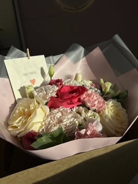 Нежный букет с розами пинк флойд и канделайт, диантусами и лизиаунтусом